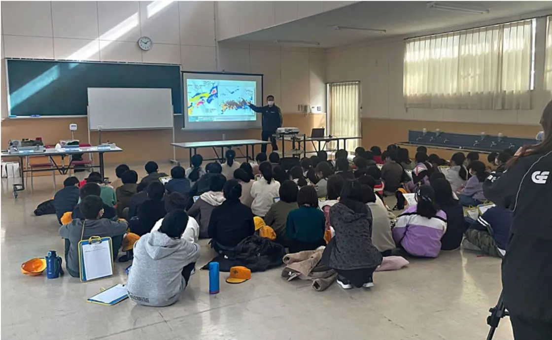 Children taking disaster prevention lessons in Aichi prefecture